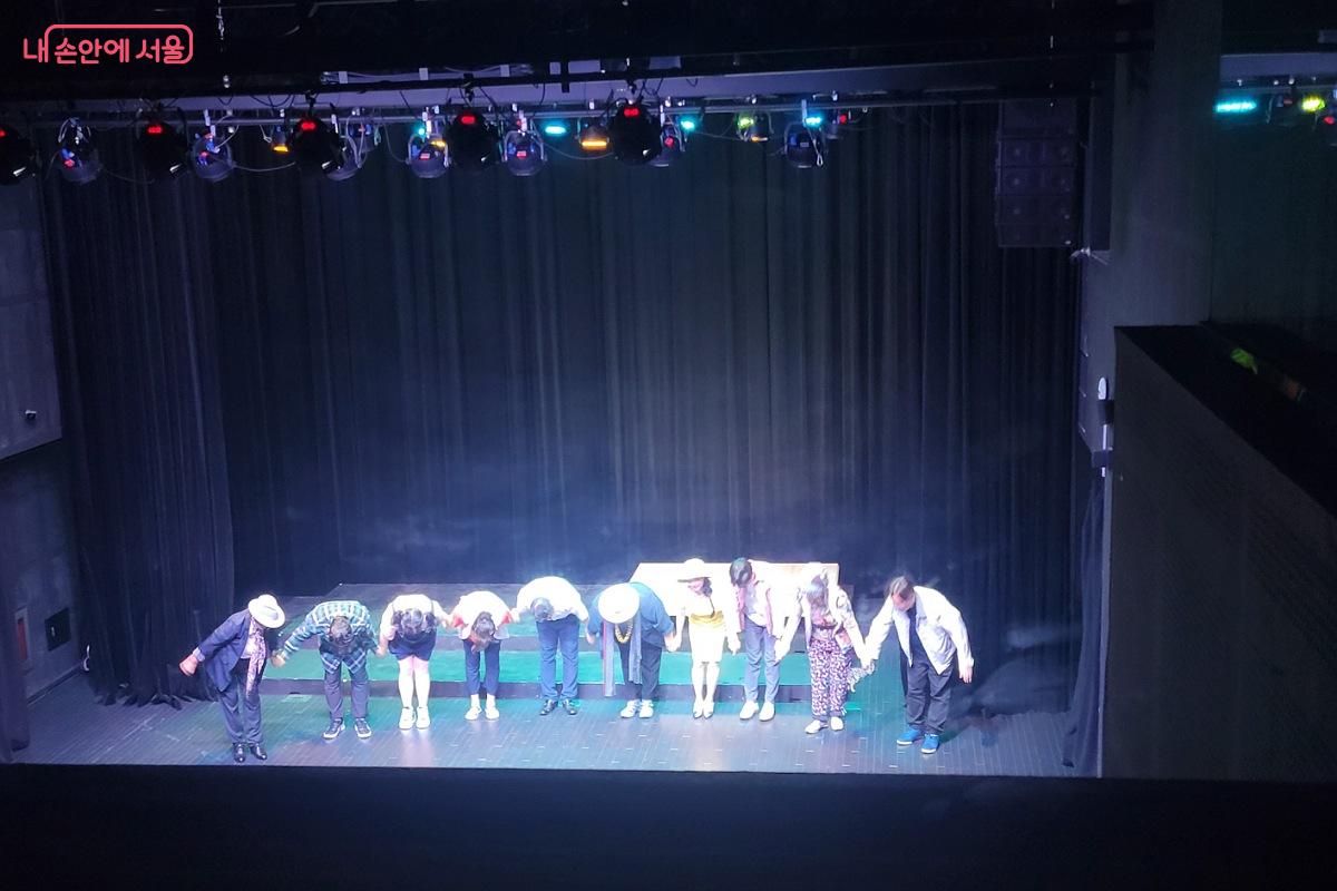 공연 후 커튼콜에서는 관객들의 뜨거운 박수 속에 배우들이 무대에 다시 올랐다. ©박미선