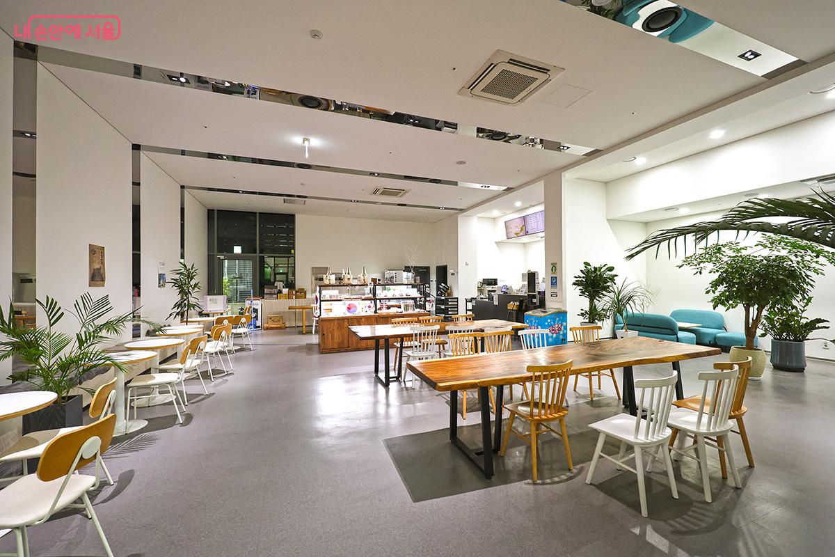 1층에는 카페와 기념품숍 등 휴게공간도 마련되어 있다. ©김주연  ​