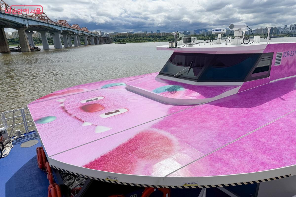 해치가 그려져 있는 한강버스 앞모습.