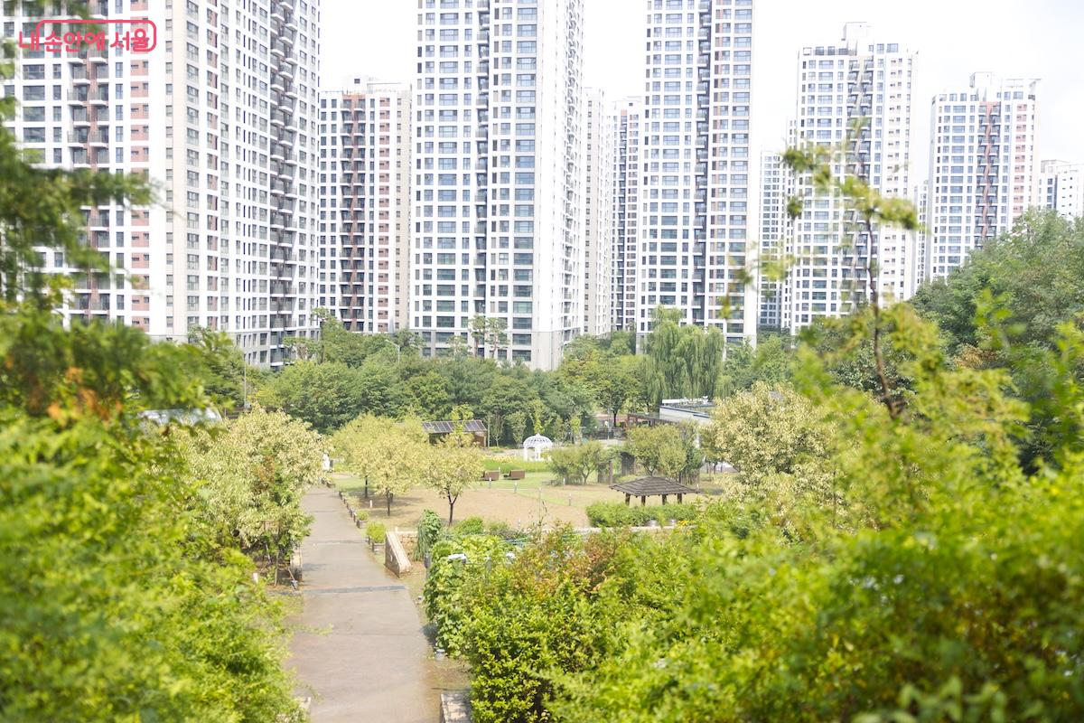 대규모 아파트 단지 주변에서 소중한 녹지가 되어주고 있는 파믹스가든