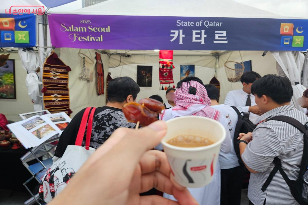 간식(절인 대추)과 함께 곁들일 밀크티도 받았다. ©김진호