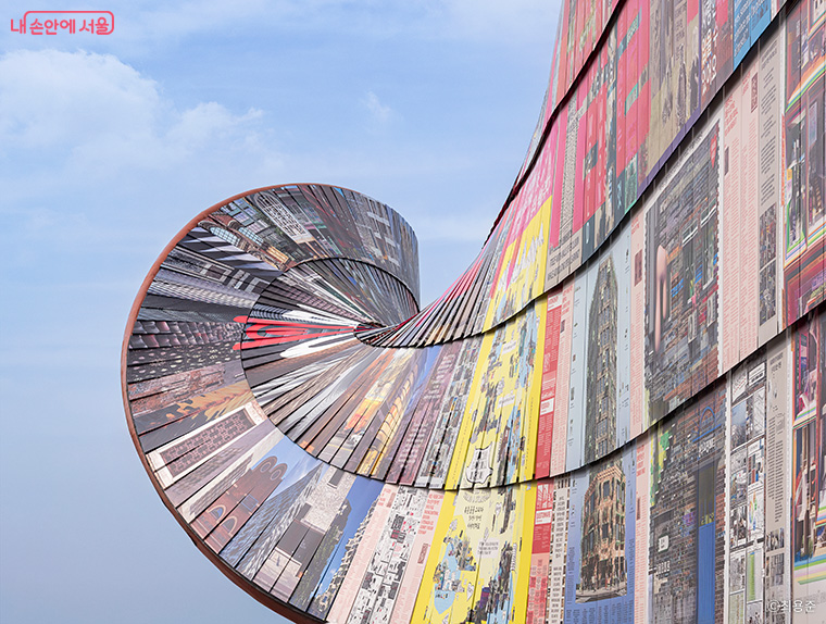 가로 90m, 높이 16m의 대형 조형물 ‘휴머나이즈 월’ 일부 ⓒ최용준