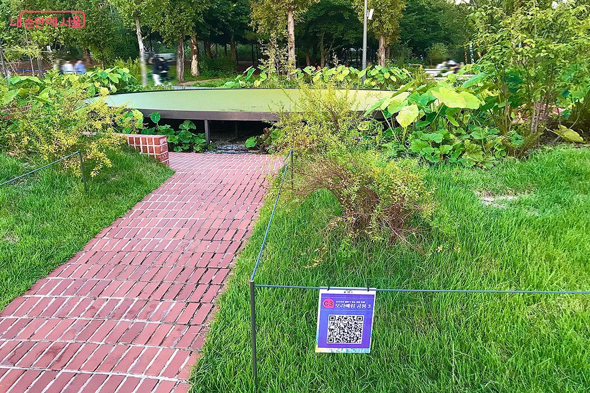 정원 투어를 하며, QR코드로 퀴즈도 맞추는 '서울공원 향기록: 보라매링 풀향' ©이정민