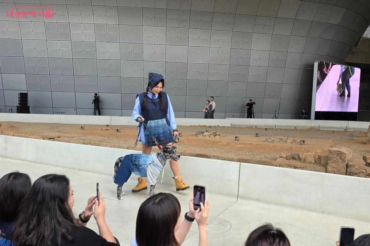 반려견과의 단 하나뿐인 커플룩이 탄생했다. &copy;김민지