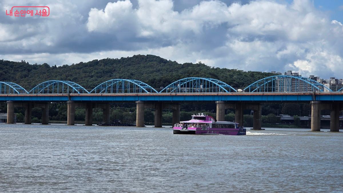 9월 18일 정식운항을 시작한 한강버스  운항 모습 ⓒ최용수