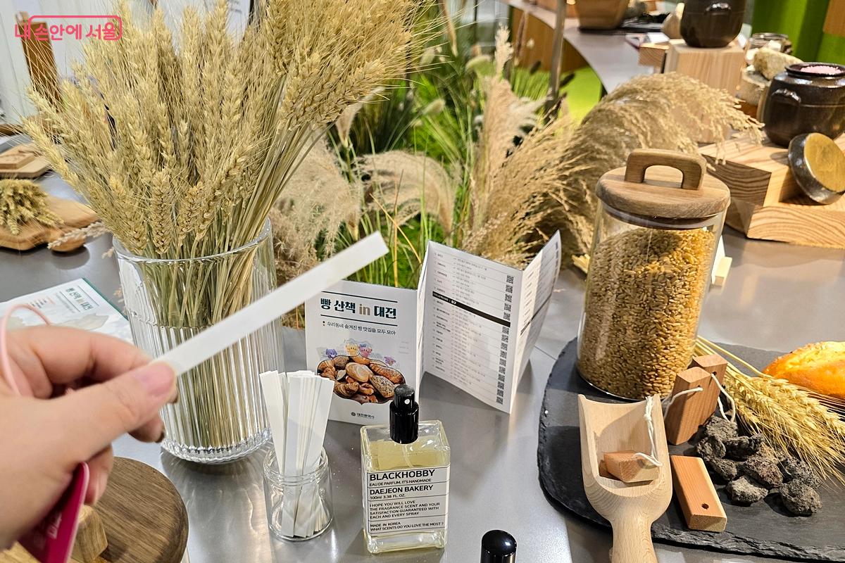 밀과 빵을 주제로 꾸며진 대전 공간에서 만난 베이커리 향수 ©김윤경