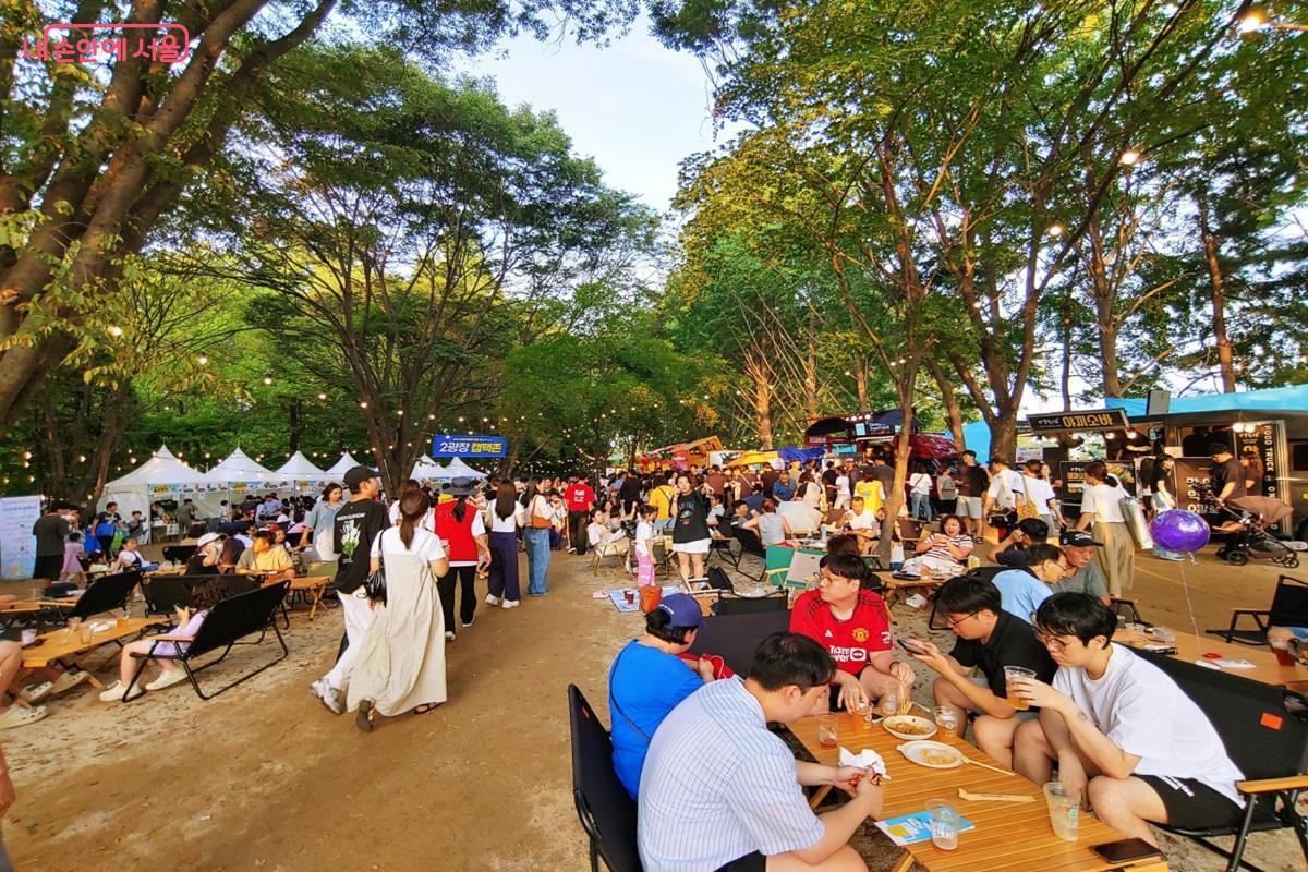 캠핑 공간으로 꾸며진 숲놀이터 &copy;김병규