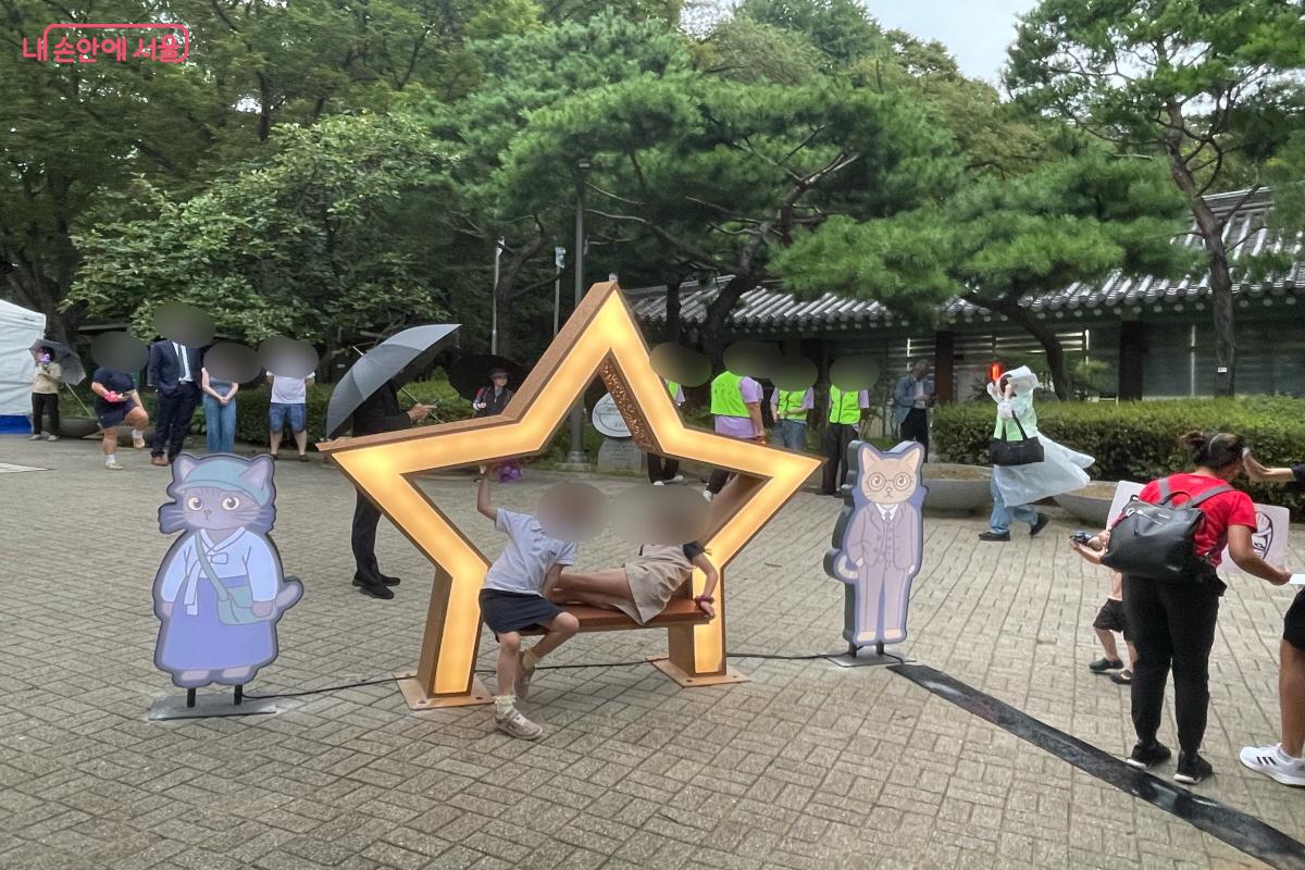 '용산 국가유산 야행;의 캐릭터가 놓인 포토존에서 사진을 찍는 아이들 ©이정민