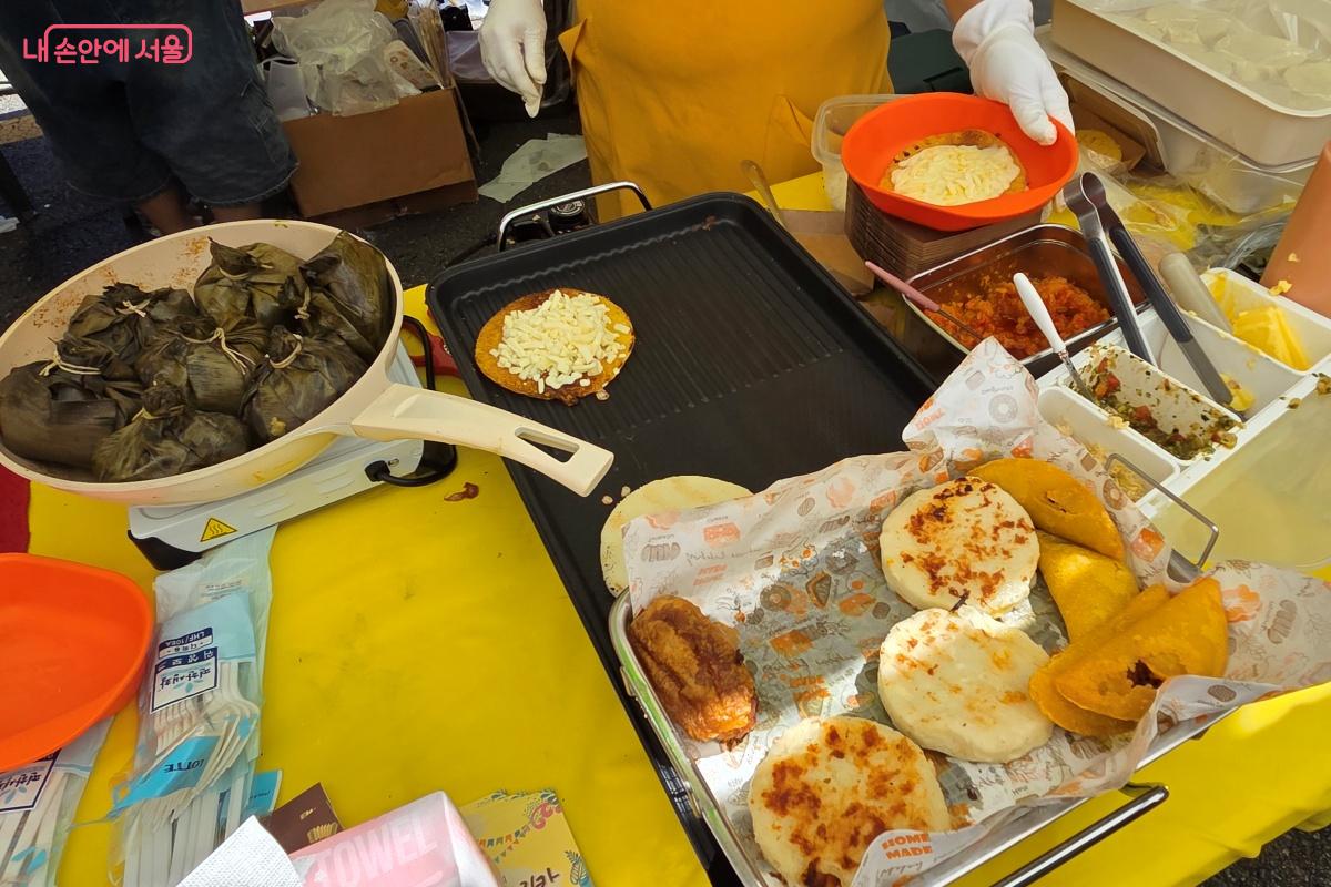 지글지글 익어가는 음식은 입맛을 돋우었다. ©김미선