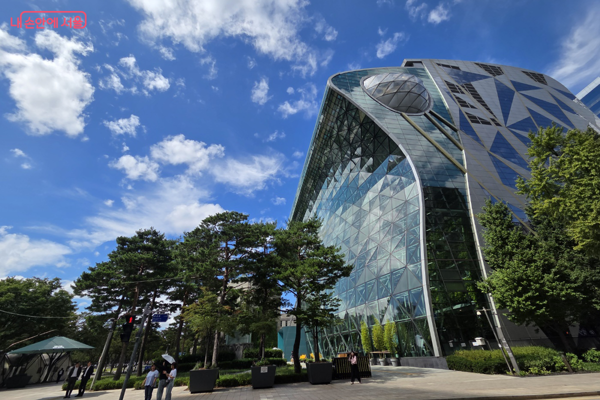 서울시청 신청사 앞 맑은 하늘처럼 규제도 시원하게 해결하는 '시민규제발굴단'이 되기를 바란다. ©장미화