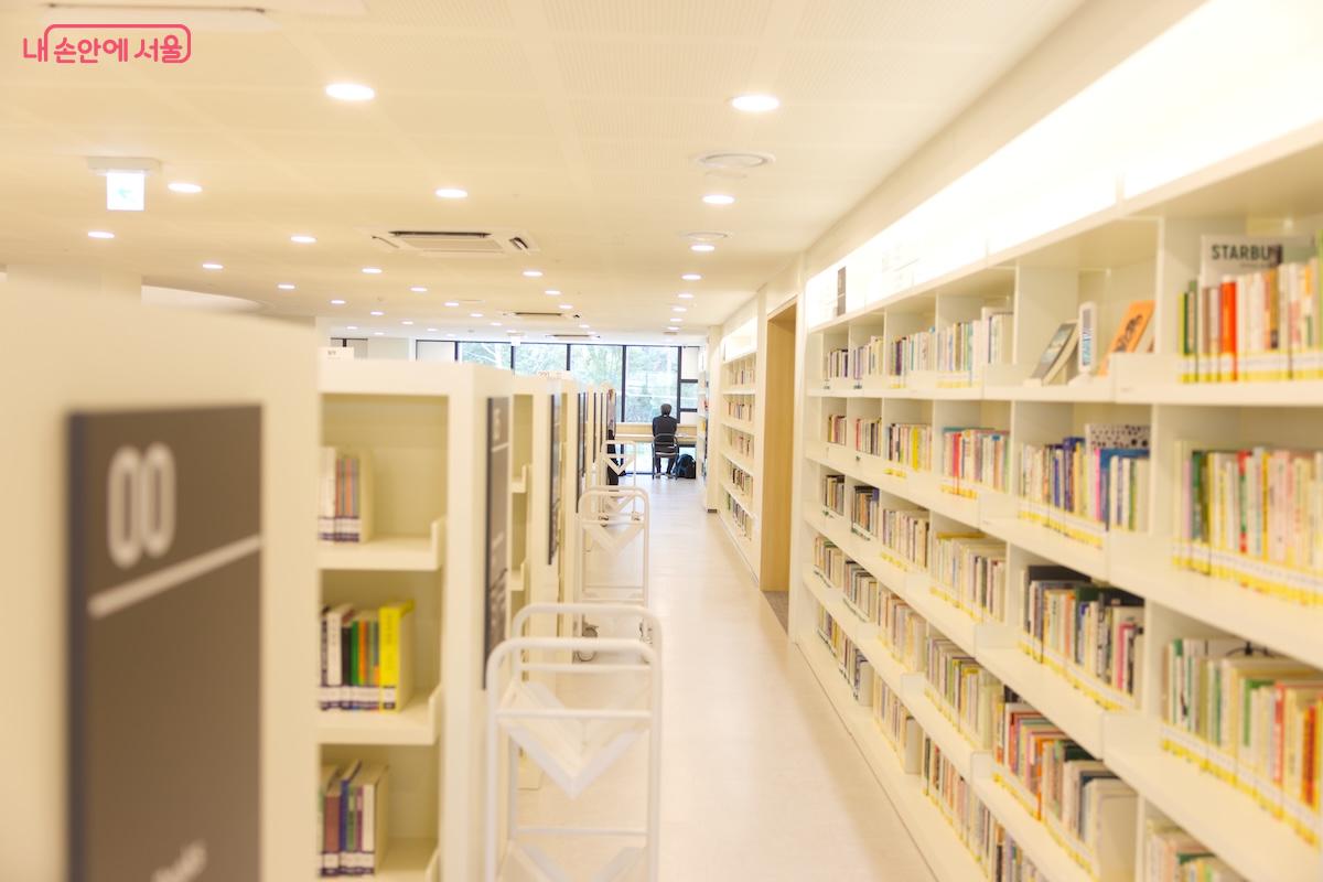 총 12만 권의 장서를 보유하며 출발한 강동중앙도서관 ©임중빈