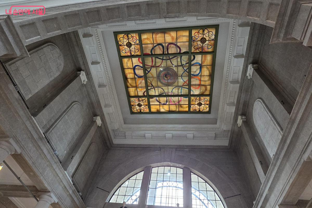 중앙홀 높은 천장의 스테인드글라스와 반달 모양 창에 햇살이 들고 있다. ©장미화