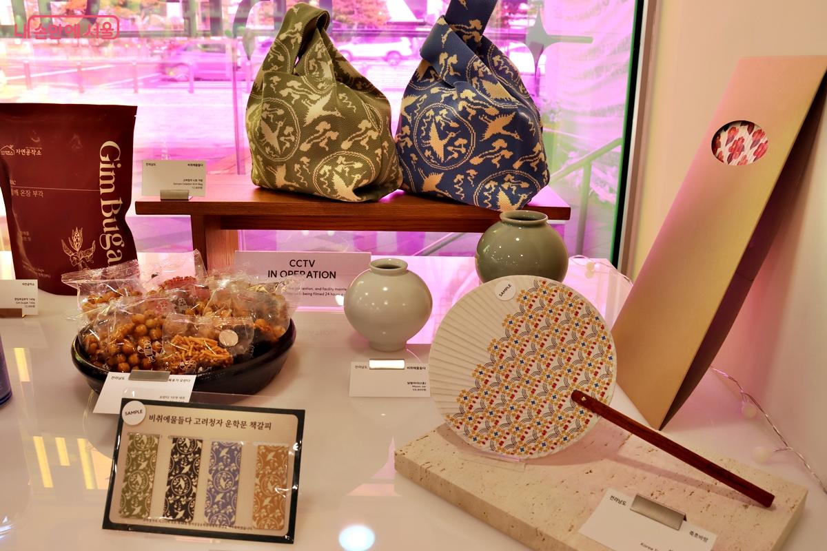 전라남도를 대표하는 고려청자 운학문 책갈피, 부채, 달항아리, 맛있는 다과 ©정향선