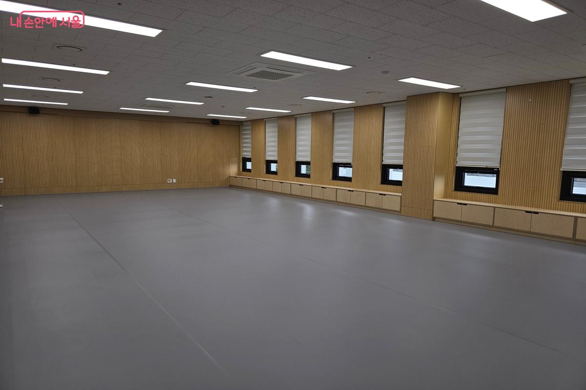 빔프로젝터와 무선 마이크가 구비되어 있는 4층 댄스 스튜디오 ©서울문화예술교육센터 은평