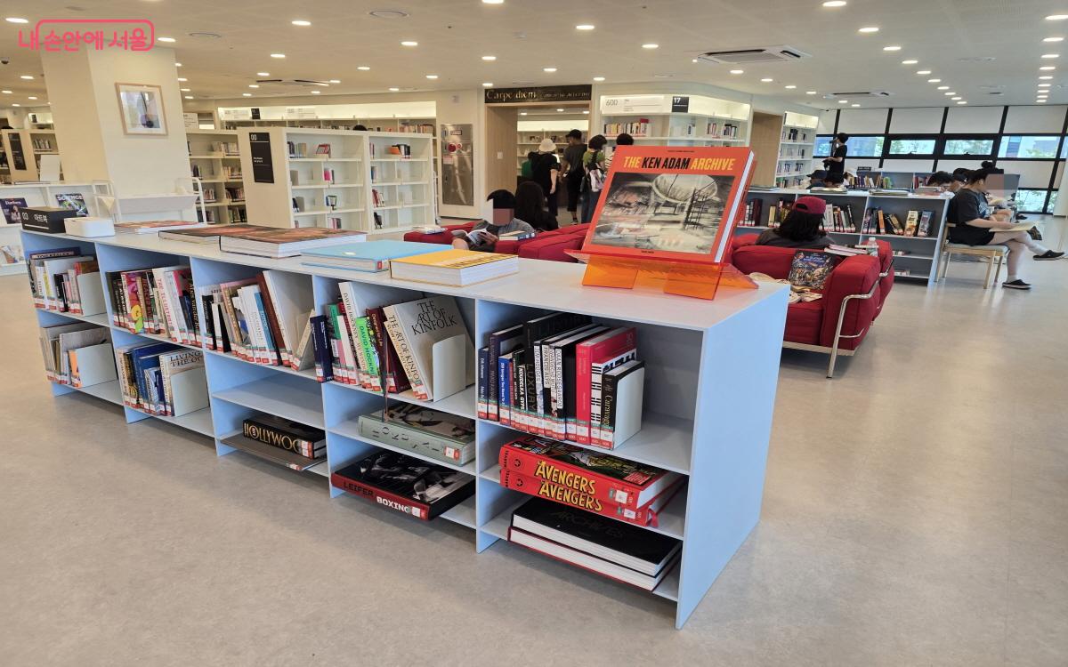 다양한 아트북을 18m의 대형 테이블과 새빨간 소파에서 편히 볼 수 있다. ©염지연