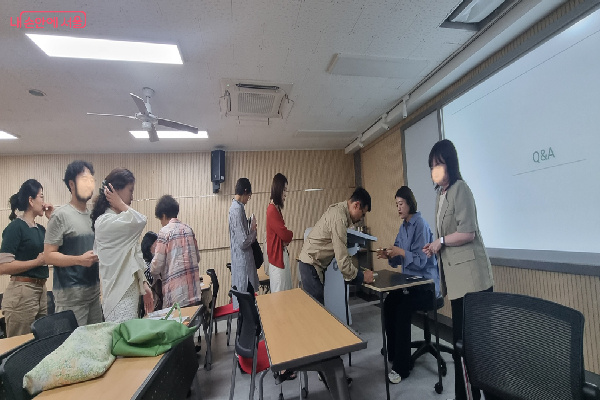 질의응답이 끝나자 청중들은 작가의 사인을 받기 위해 줄을 섰다. ©최문섭