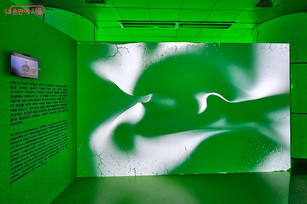 악필은 브랜드의 정체성인 ‘어긋남’을 상징하며 이탈 그 자체를 나타낸다. ©이혜숙