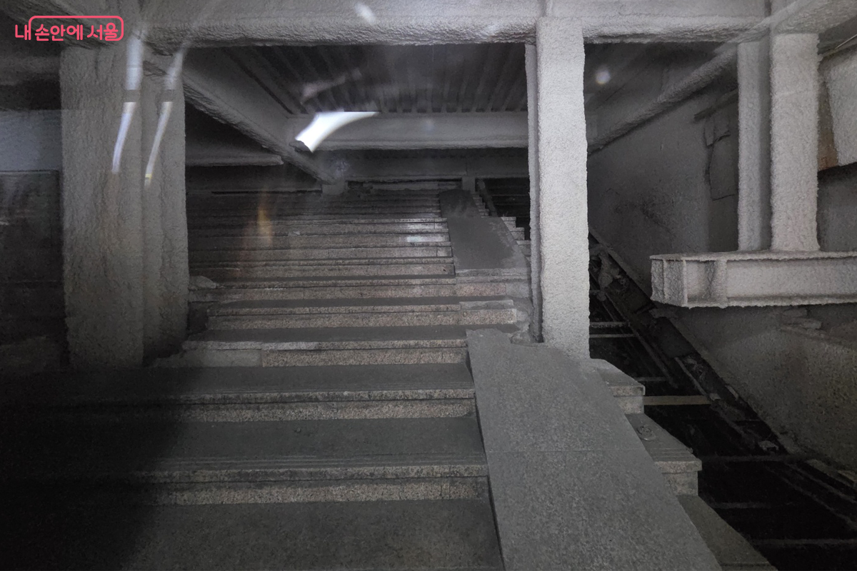 현재는 사용하지 않는 기차 플랫폼으로 과거 사람들이 다니던 계단도 볼 수 있다. ©장미화