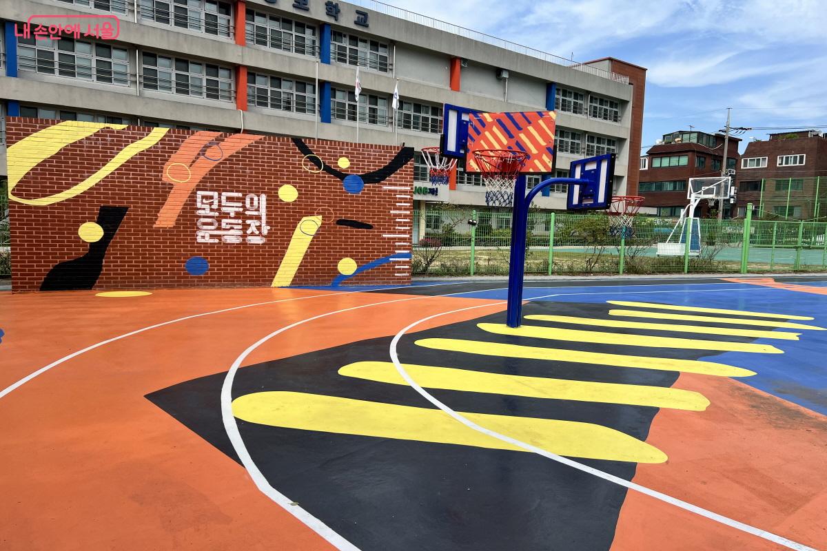 모두의운동장 농구존. 다양한 높이의 농구 골대가 인상적이다. ©박지영