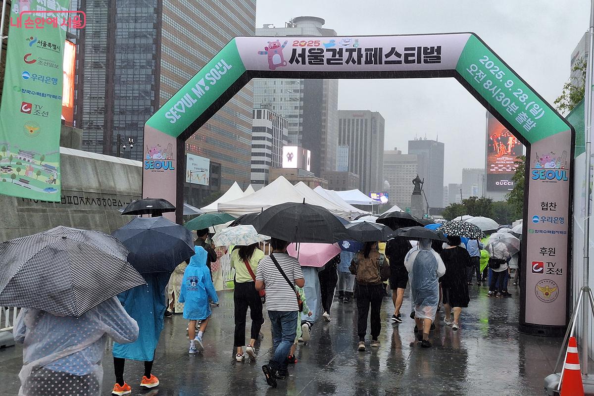 대형 결승점을 통과하며 DDP를 출발해 광화문광장에 이르는 총 4.4km 구간의 '2025 서울 걷자 페스티벌' 을 마무리한다.