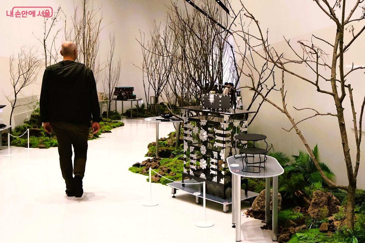 아트퍼니처·조명·오브제 등 다채로운 작품이 보테닉 아트 공간과 어우러져 구간별 색다른 테마와 분위기를 즐길 수 있다. ©이봉덕