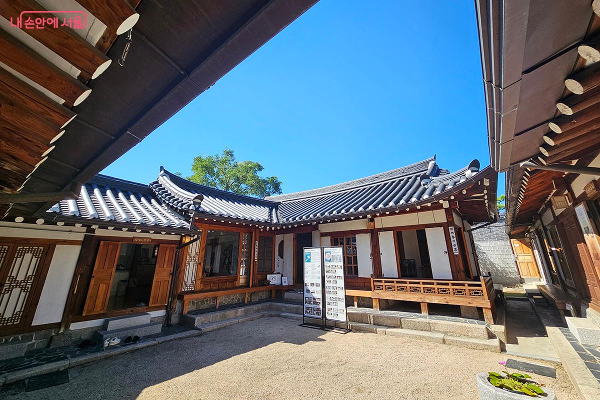 서울한옥지원센터에서 열리는 ‘2025 제14회 UAUS 건축 파빌리온 모형 전시’ ©백승훈