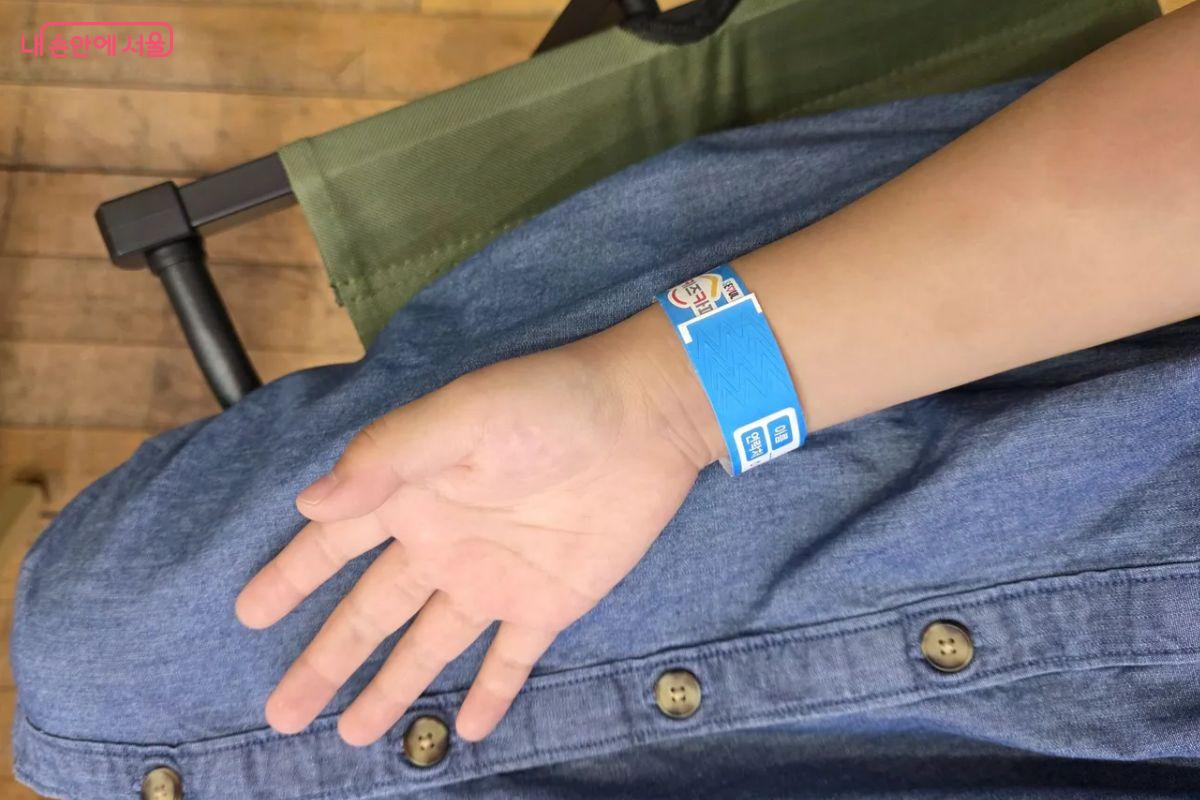 팔찌를 착용한 어린이만 입장이 가능하다. ©김민지