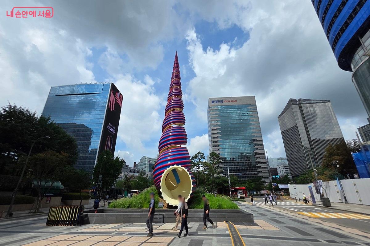 청계천 시작점인 청계광장 종탑 모습, 가을이 와서 청계천 걷기 좋다. ©최용수