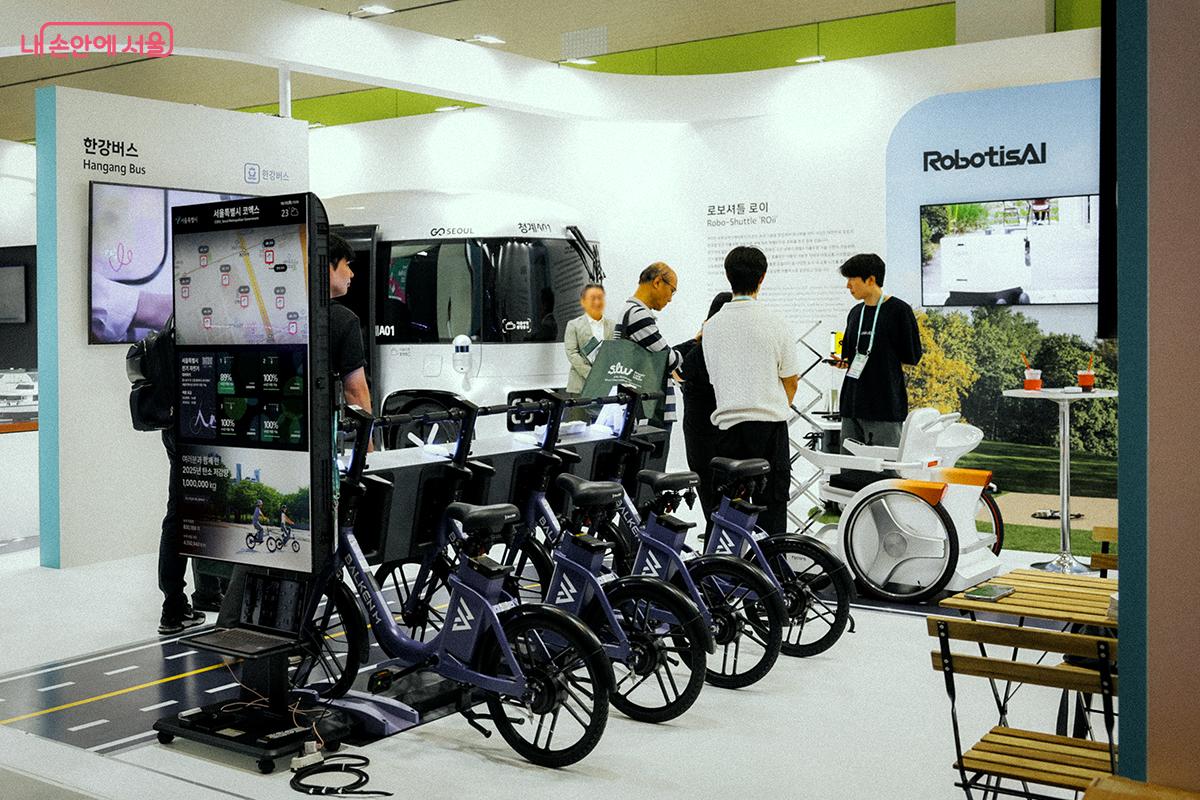 발켄 모빌리티(BALKEN M)의 전기자전거와 충전 스테이션, 고령자 및 이동 약자를 위한 실내외 자율주행 지원 모빌리티인 &lsquo;누리고(Nurigo) 등을 체험할 수 있는 &lsquo;AI 모빌리티&rsquo; 부스. ⓒ김아름