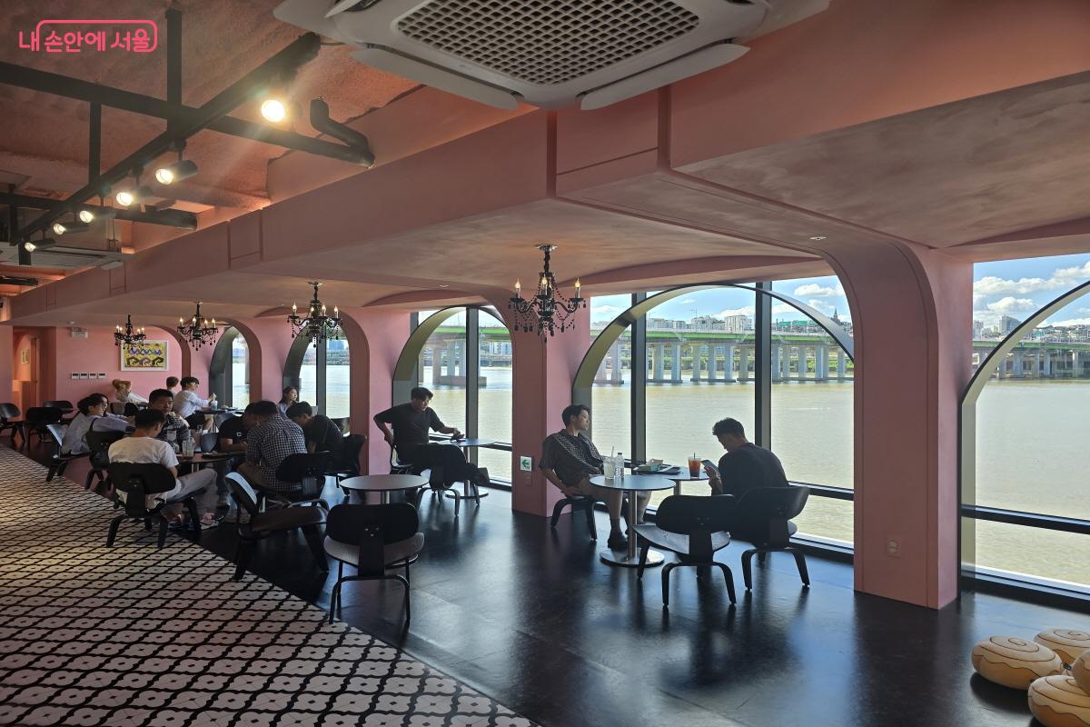 한강이 펼쳐지는 넓은 창가 자리를 갖추고 있다. ⓒ조송연