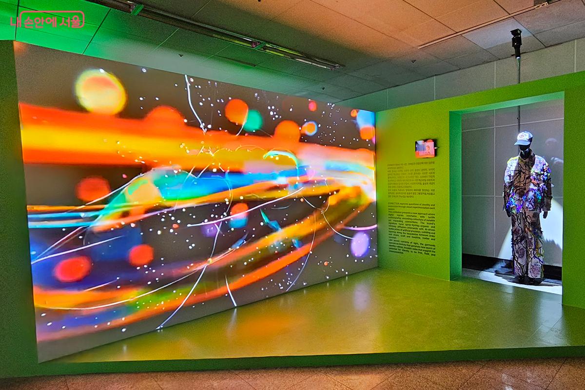 디지털 네트워크가 시각화된 듯한 빛의 망으로 표현한 김희연 디자이너의 작품 ©이혜숙