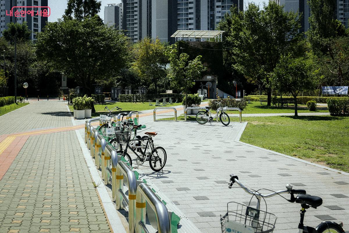 한강버스 선착장 앞에 따릉이 대여소가 설치됐다. &copy;김아름