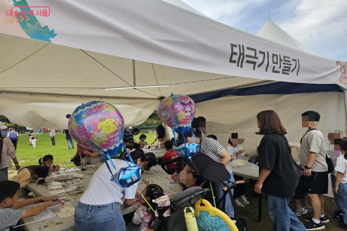 태극기 만들기 체험 부스 ©김도희