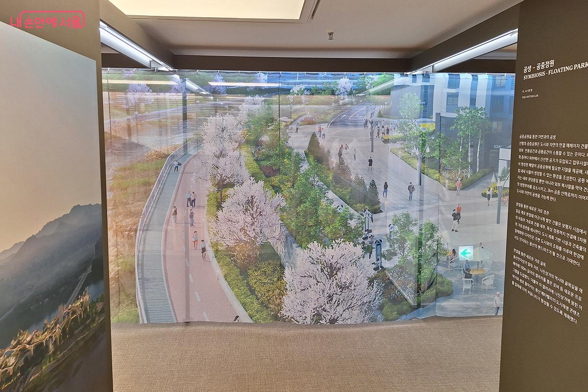 서울을 대표하는 건축물들이 직접 전시장을 걸으며 한눈에 볼 수 있도록 작품들이 전시되어 있다.