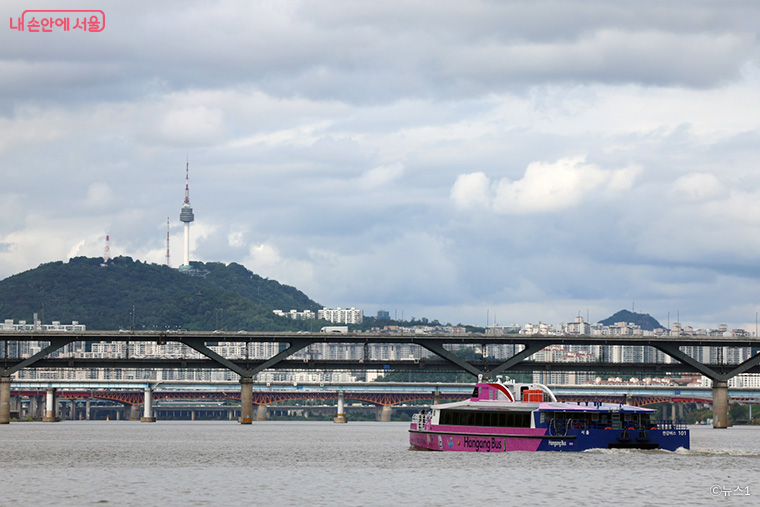 한강버스는 마곡·망원·여의도·옥수·압구정·뚝섬·잠실 등 7개 선착장을 오간다.