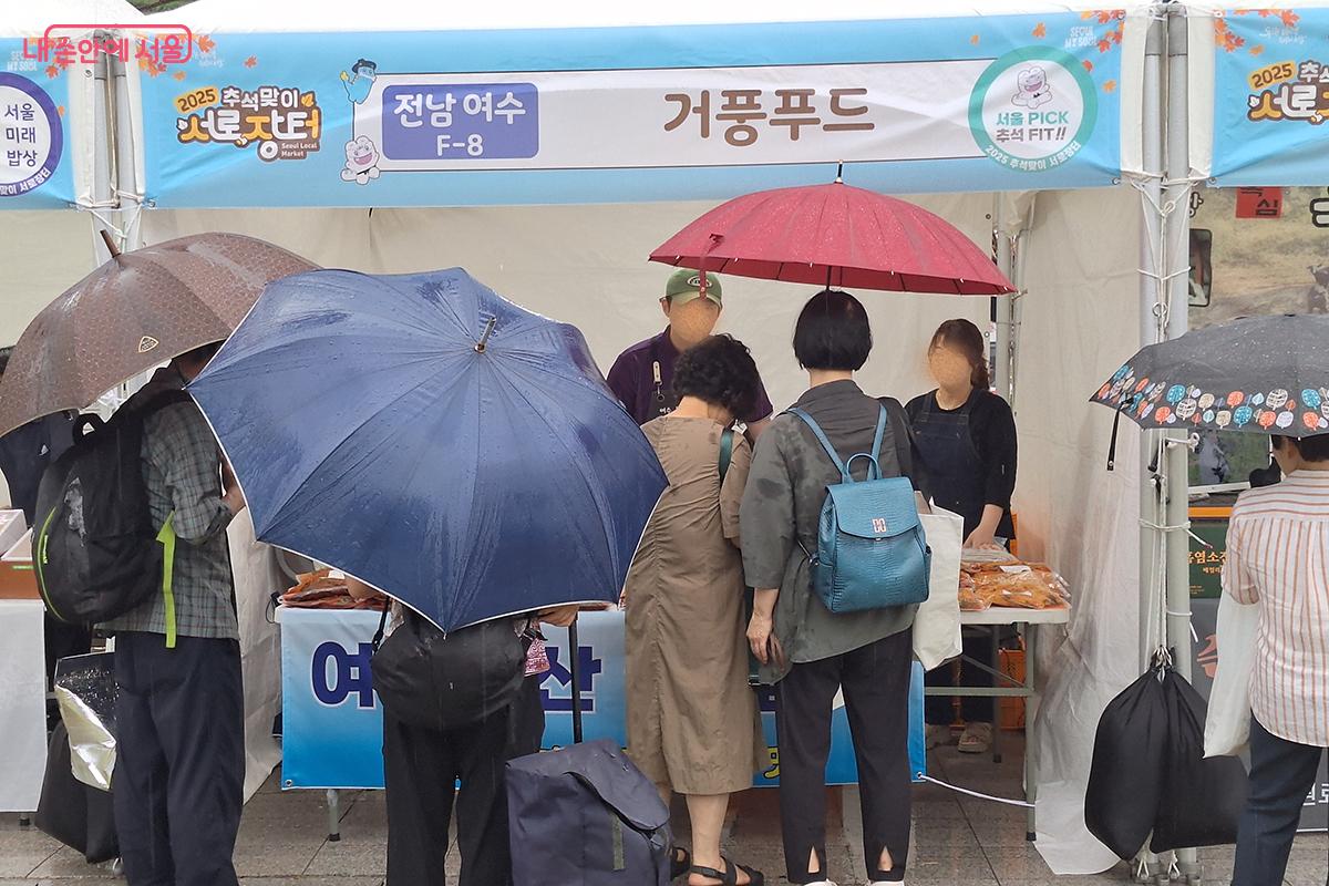 전남 여수의 거풍푸트 코너에서는 여수의 특산물 갓김치를 시중가보다 훨씬 저렴한 가격으로 판매해 구매자들로 인산인해를 이뤘다. ©백승훈