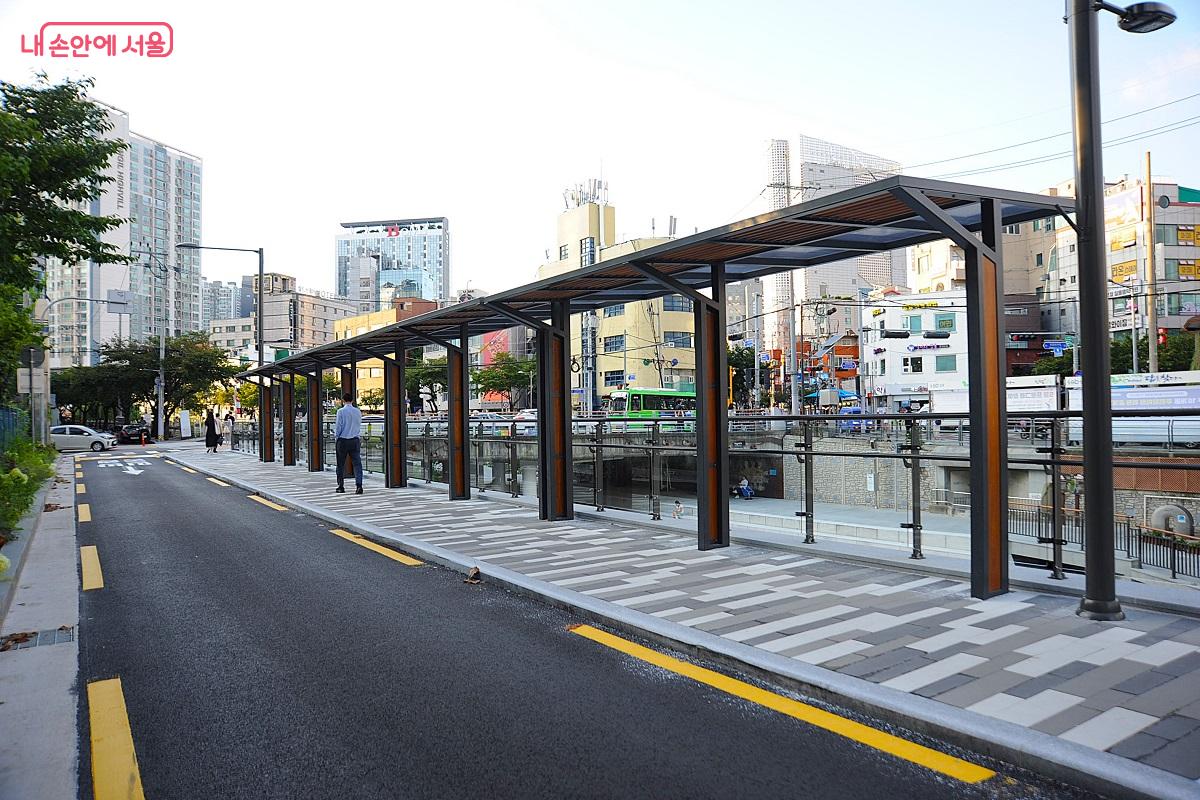 수변활력거점 조성과 함께 인근 차도와 인도의 구분도 확실하게 정비됐다. &copy;조수봉