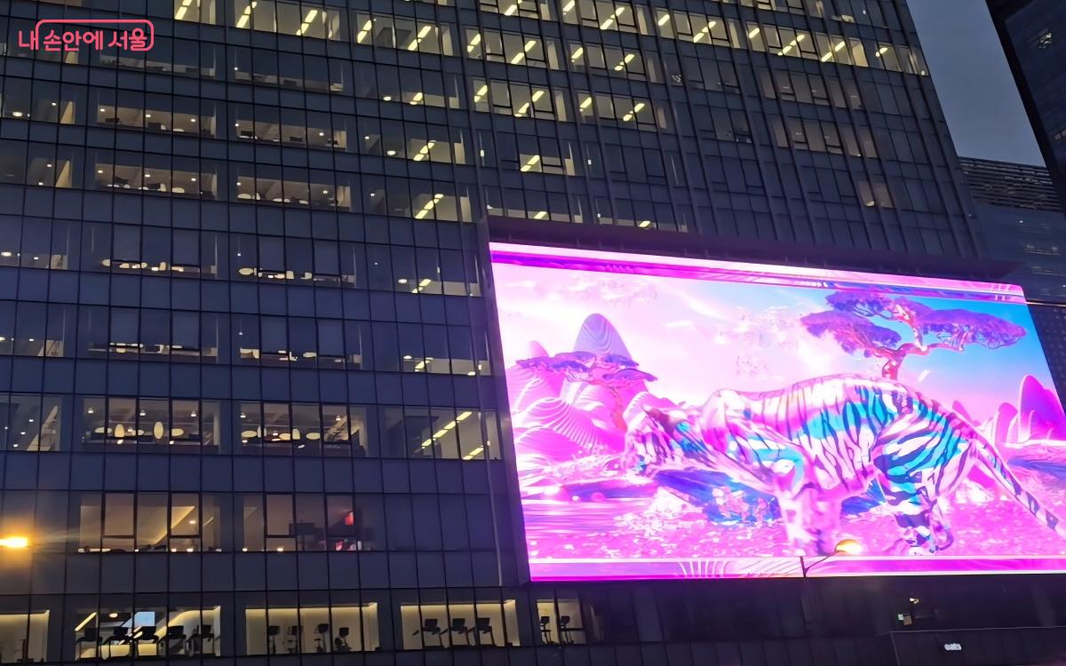 2개의 전광판을 활용해 호랑이가 뛰어다니며 사물놀이를 하는 장면이 매우 흥미로웠다. ©염지연
