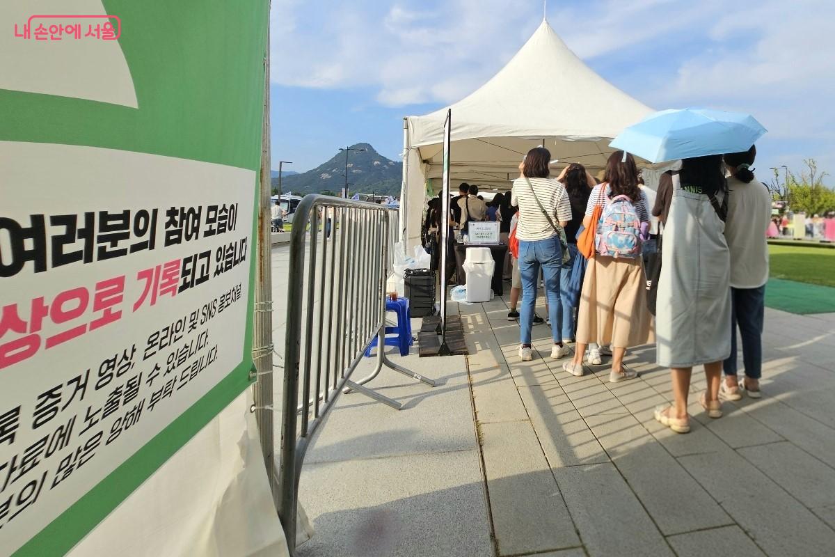 직접 대기실을 나와 낭독 무대로 향하는 참가자들 ©최정윤