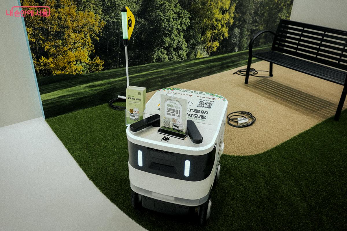 실외 이동로봇 개미(GAEMI). 정교한 센서와 자율주행 기술로 공원과 도심지에서 (식음료) 로봇 배달 서비스를 제공하고 있다. ⓒ김아름