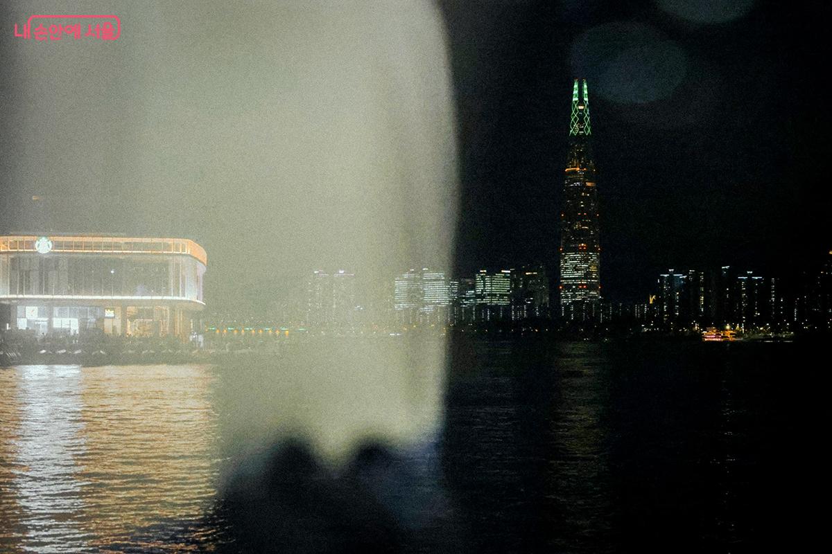 뚝섬선착장을 나서니 롯데월드 타워 및 잠실선착장도 바라다보인다. ©김아름