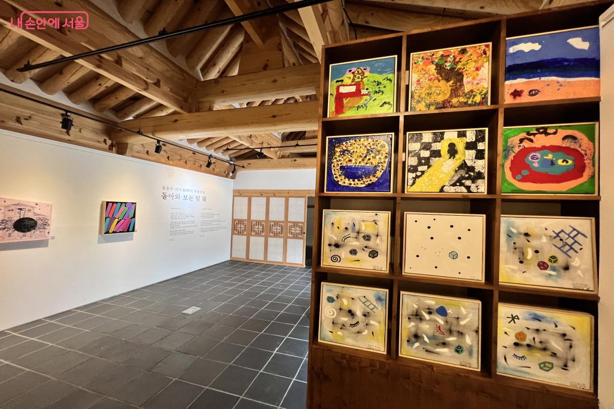 전시 출품작마다 QR코드가 부착되어 있어 시 전문과 시 해설을 제공한다. ©박지영