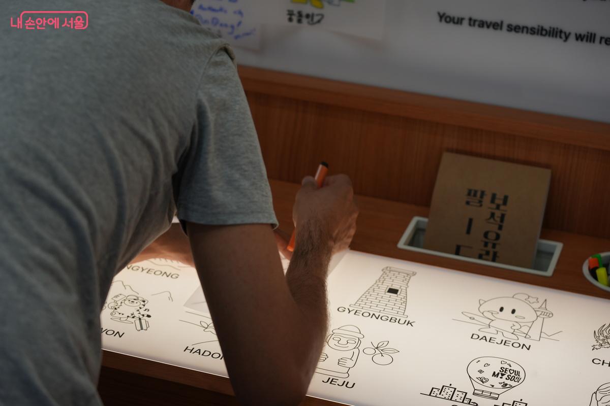 각 지역의 특색 있는 풍경 영상과 현지의 생생한 소리를 만끽한다. ©우현희