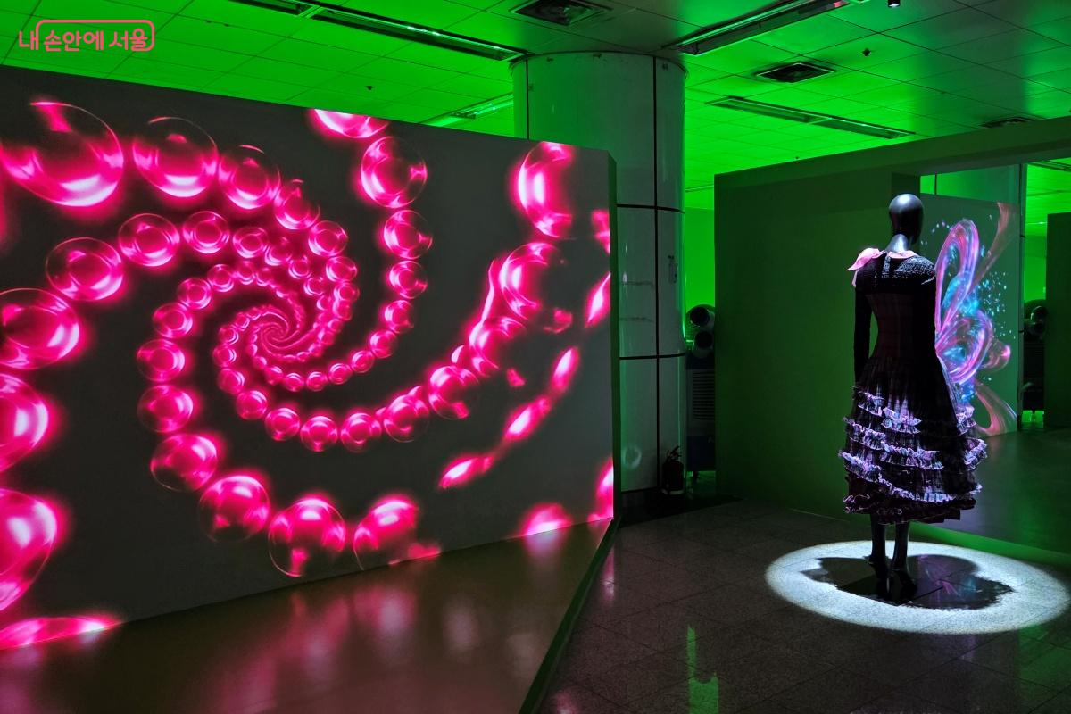 아름다운 영상과 멋진 패션의 어우러짐이 환상적이었다. &copy;김미선