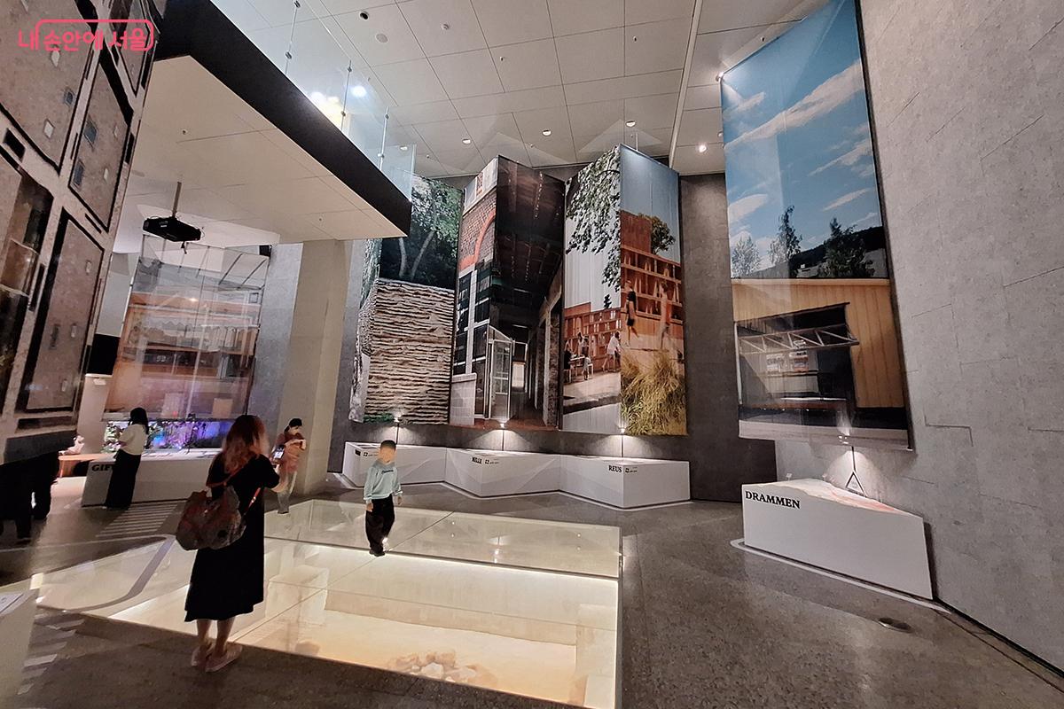 아이들의 손을 잡고 '서울도시건축전시관'을 찾은 가족 단위의 관람객들의 모습