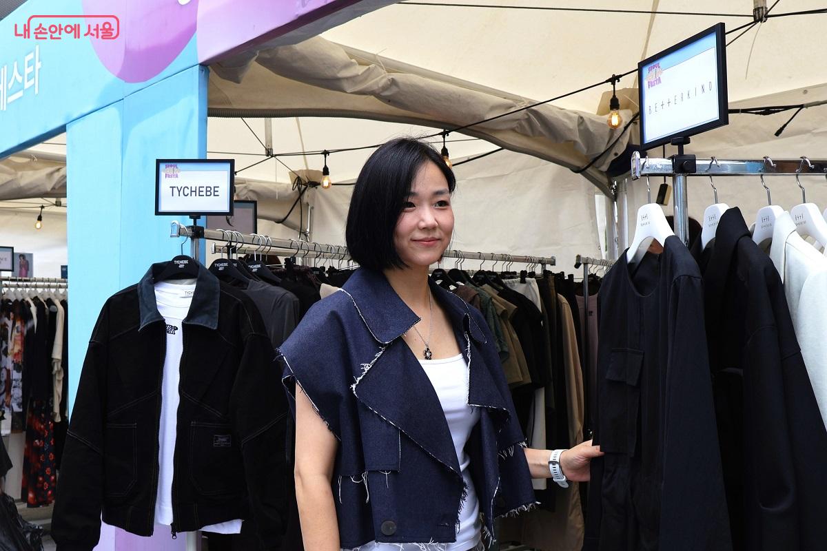 온라인 브랜드 'BETTERKIND' 부스, 디자이너가 직접 고객을 맞이하고 있다. 행사참여 소감을 묻자 "서울시 든든한 지원에 감사하다"며 "더욱 열심히 뛰겠다”고 말했다. ©이봉덕