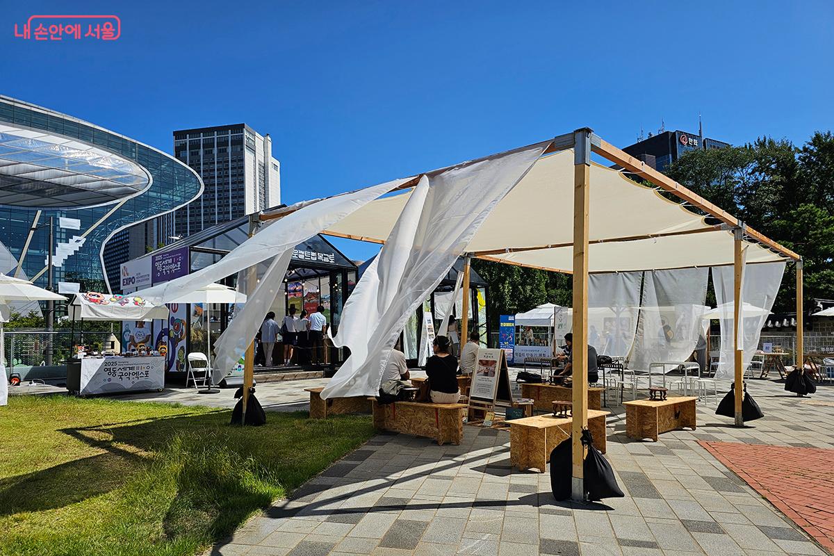 서울도시건축전시관 옥상 ‘서울마루’는 다양한 야외 행사와 팝업스토어가 펼쳐지는 활기찬 공간으로 운영된다. ©이혜숙
