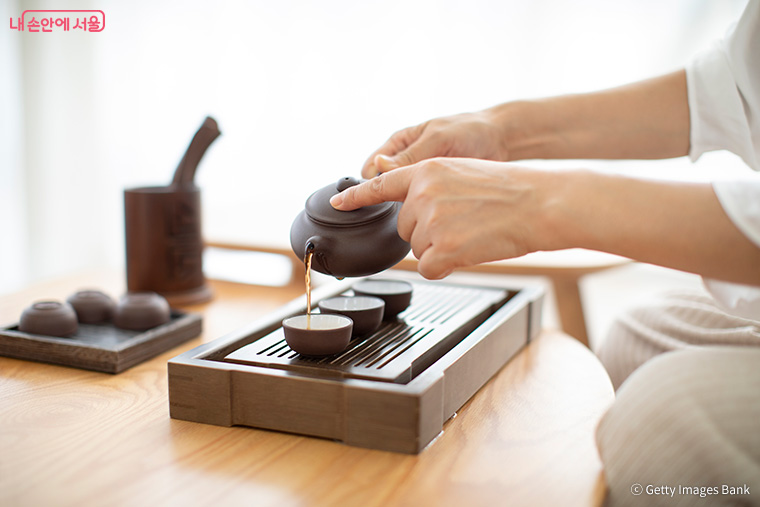 한국에서 마시는 녹차는 대개 찻잎을 우려낸 물을 마시는 것이다.