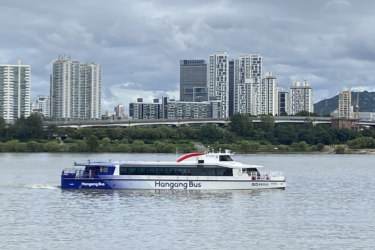 한강버스 첫차 탑승 후기…"평소 보던 서울과 달라, 신세계 만난 기분!"