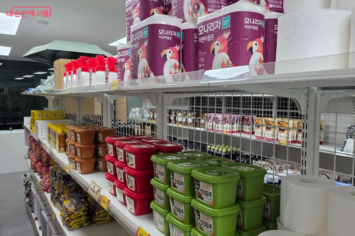 두루마리 휴지는 필요한 만큼 낱개로 살 수 있어 유용해 보였다. ©김민지